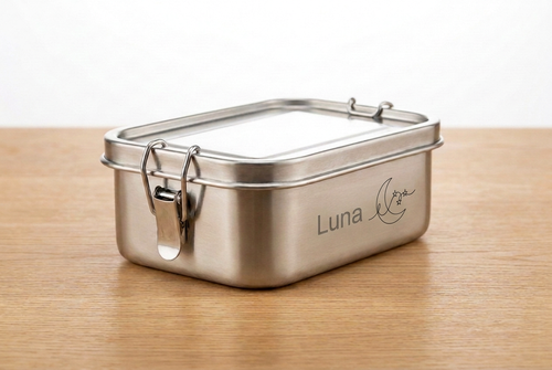 RVS lunchbox met gegraveerde naam Luna en maan, op houten tafel